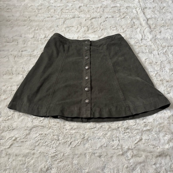 Abercrombie & Fitch Women's Size 8 Green Faux Suede Mini Skirt - Picture 1 of 4